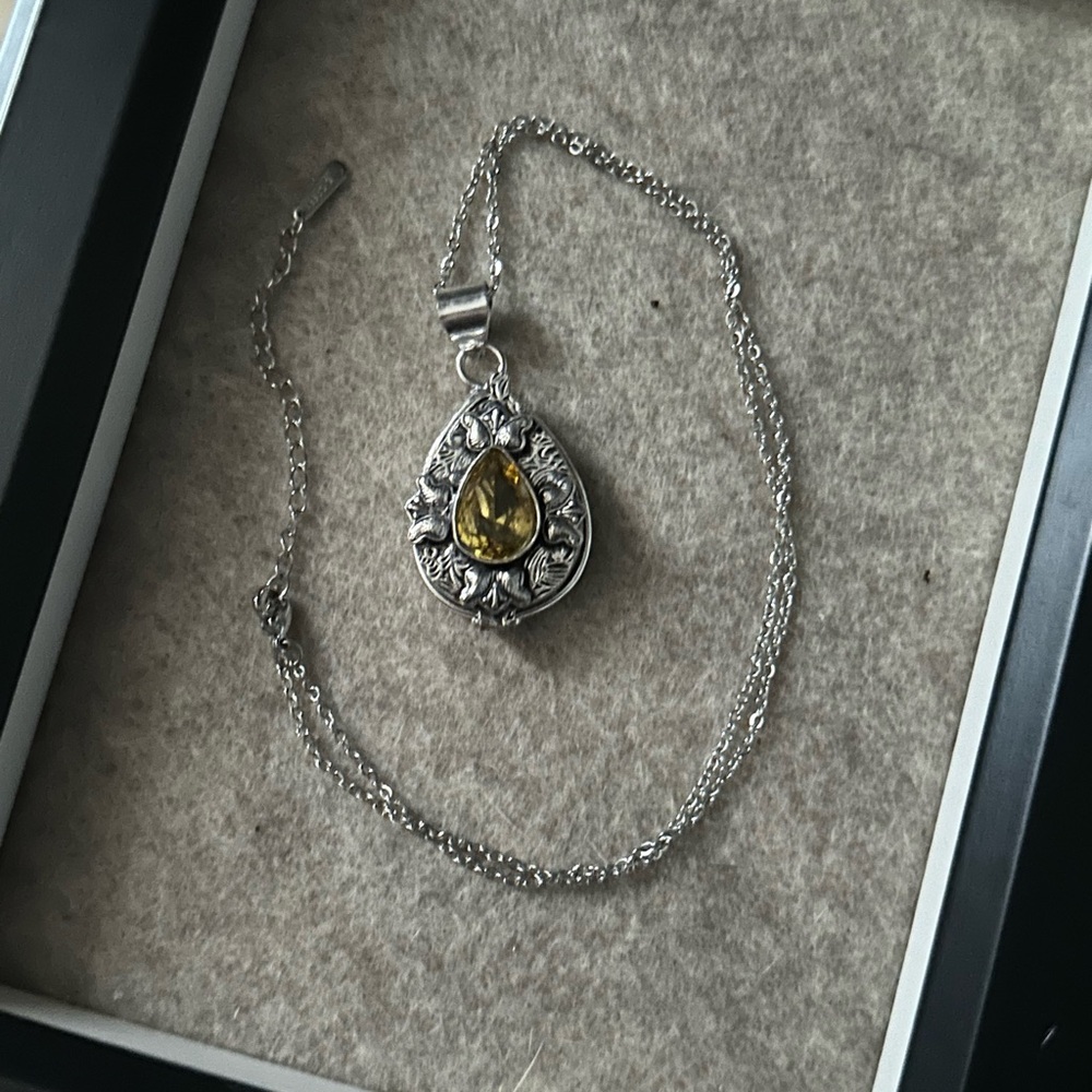 Beautiful Poisen/Stash pendant with yellow stone